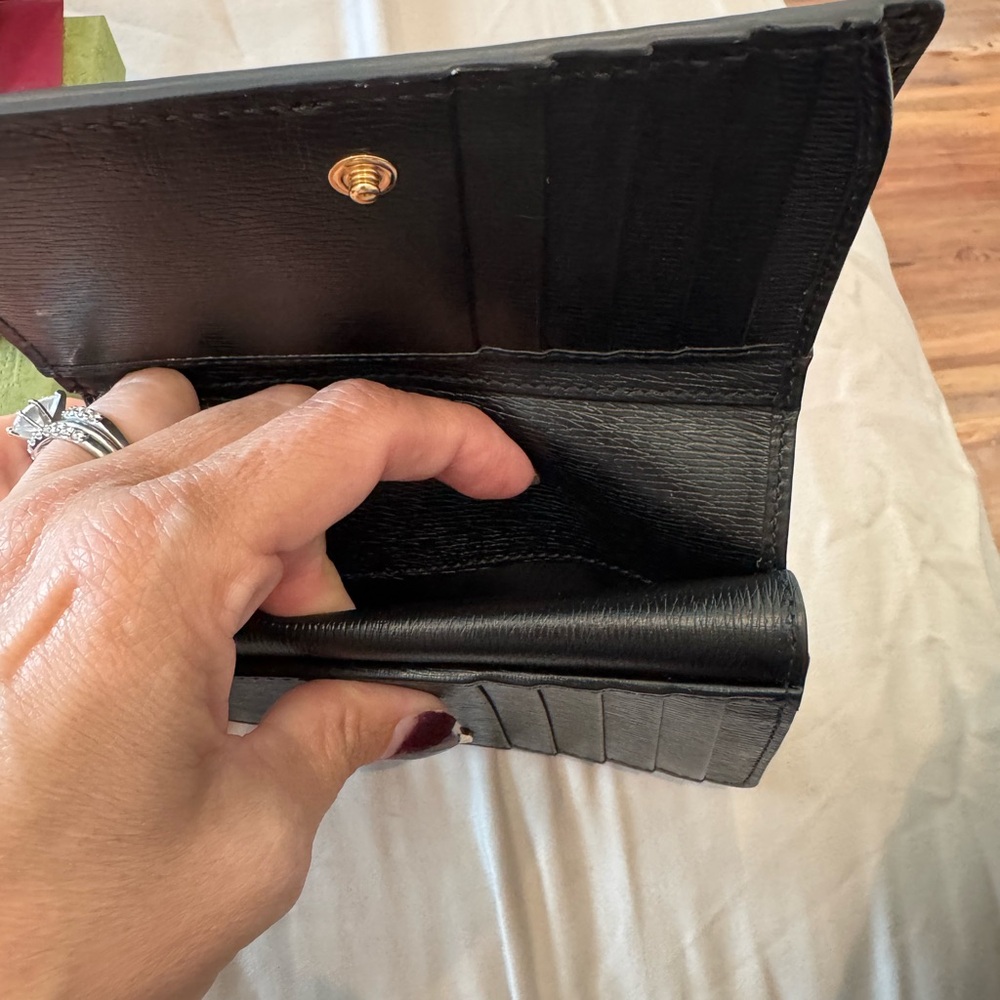 Gucci Black Leather Wallet with Gold Lettering - Picture 5 of 9
